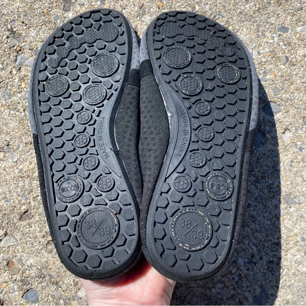 4/$20 Brookstone Neoprene Water Slippers Youth Size 2